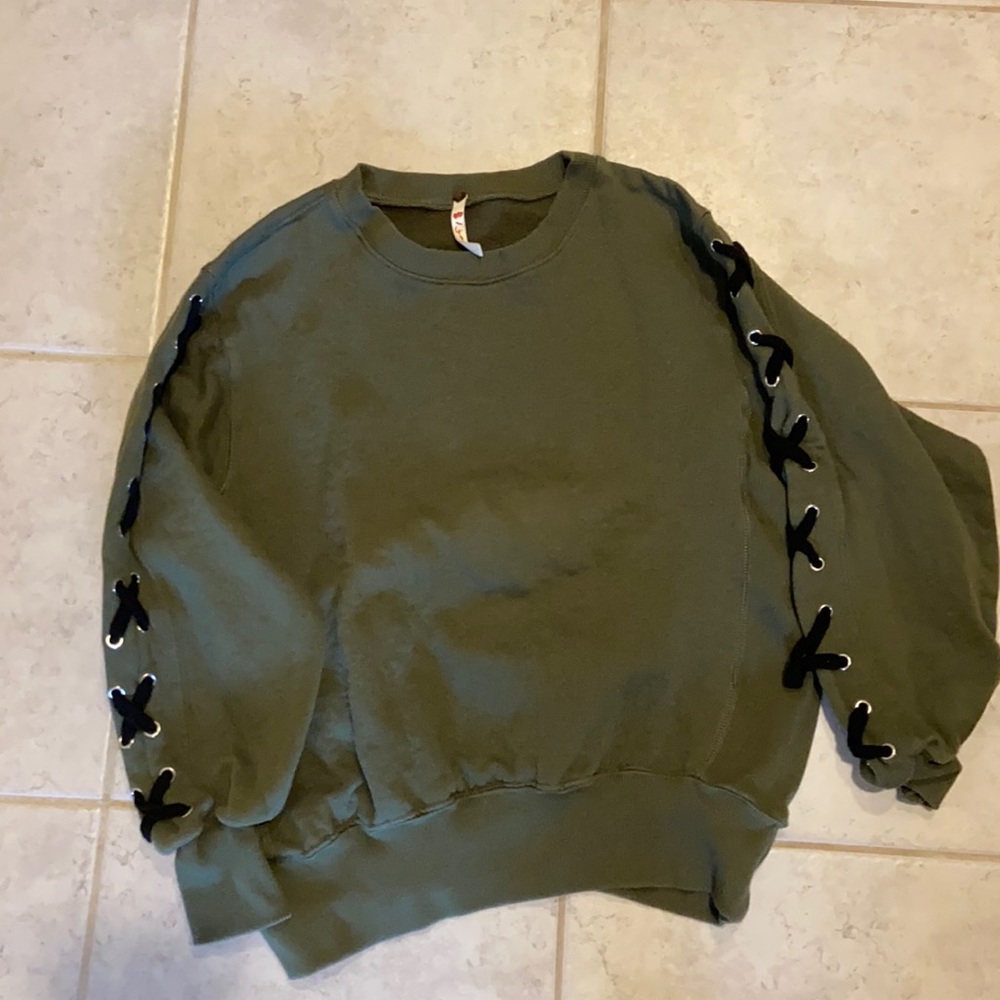 Camo green laced sleeve sweatshirt top